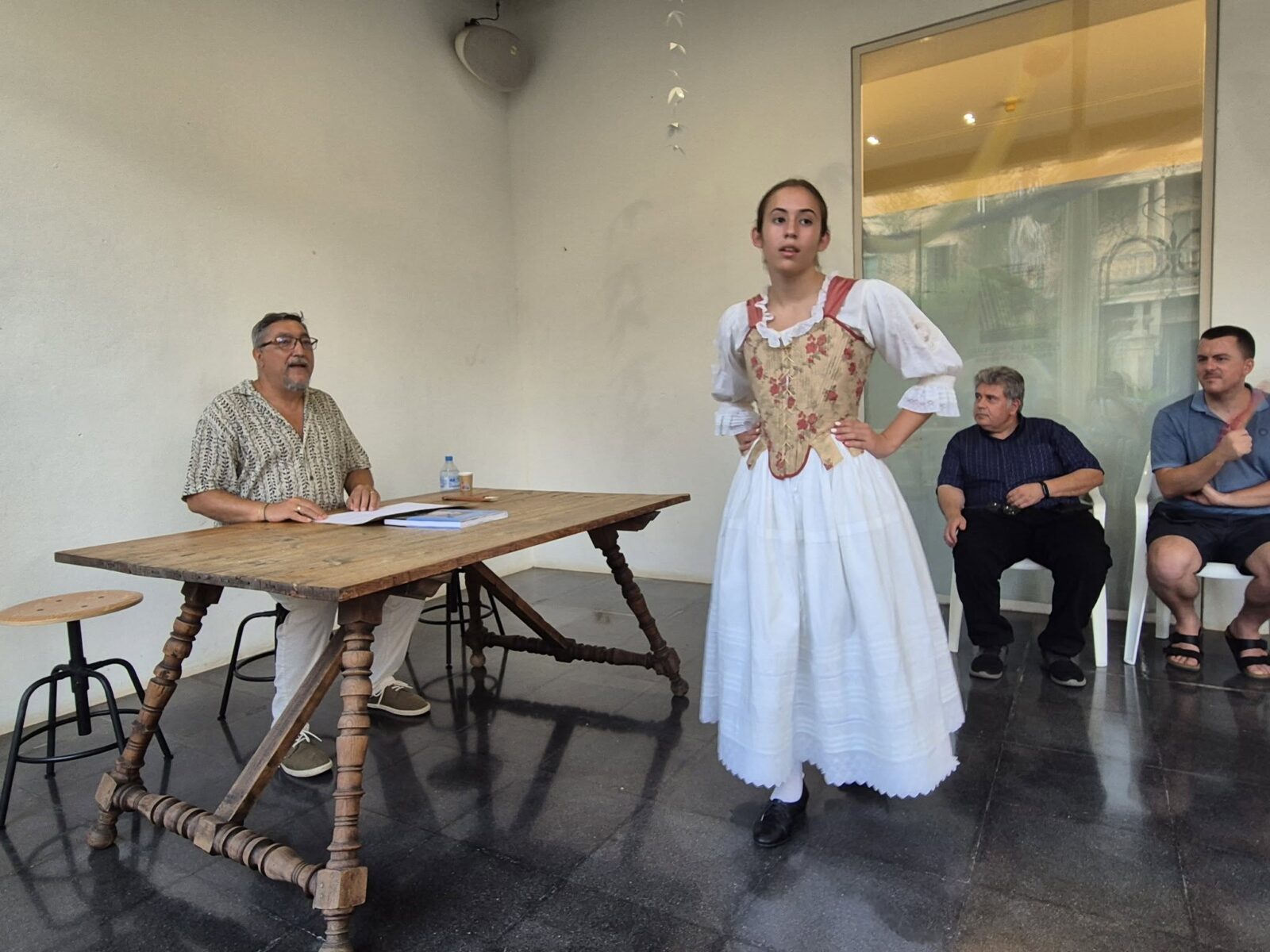 Joan Carles Simó presenta a sa Pobla el llibre "Fil a l'agulla", dedicat a la indumentària tradicional mallorquina