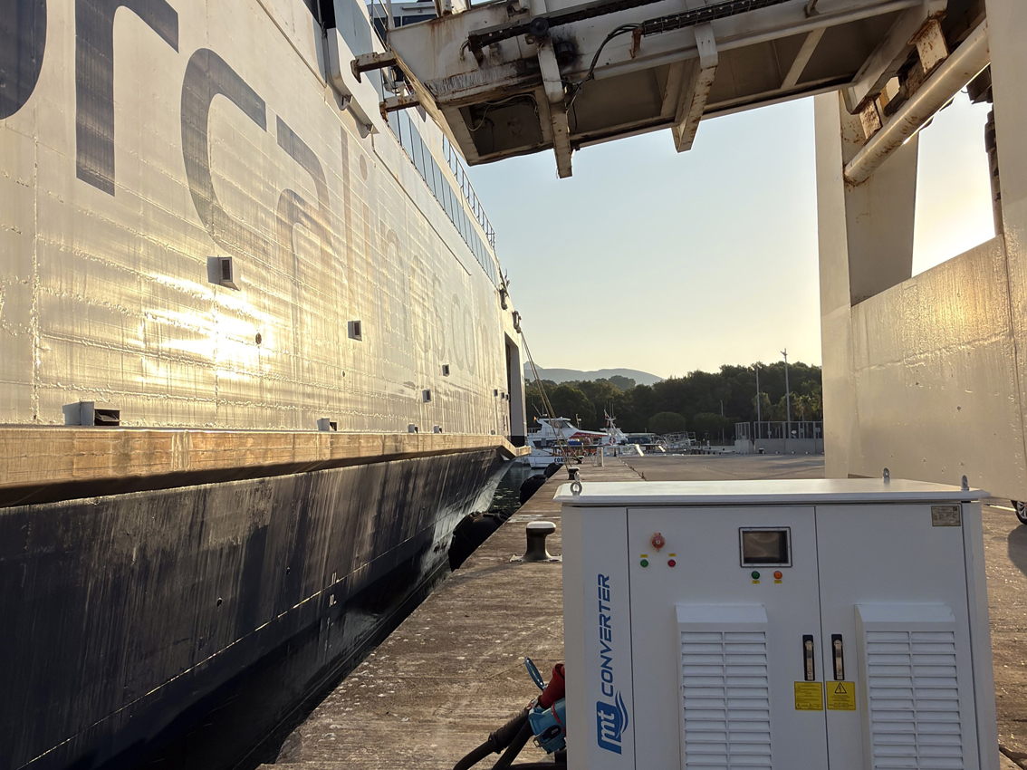 Els vaixells comencen a apagar motors al port d'Alcúdia gràcies a la connexió elèctrica