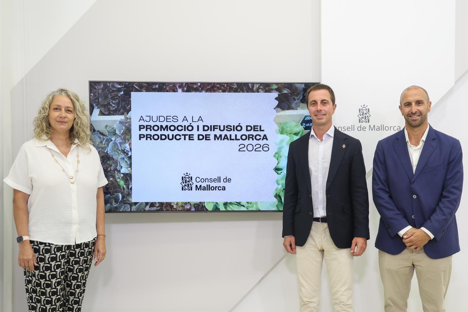 El Consell de Mallorca destinarà enguany 2,3 milions d'euros a finançar 99 projectes de promoció del producte local, una xifra que representa un increment del 9,5% respecte a l'any passat. Les subvencions es distribueixen entre ajuntaments, empreses i entitats sense ànim de lucre amb l'objectiu de reforçar la difusió dels productes mallorquins i donar suport al comerç de proximitat. La convocatòria permetrà finançar 45 fires, mostres i activitats impulsades per 36 ajuntaments i una entitat local menor, així com 23 projectes presentats per empreses i 31 iniciatives promogudes per associacions, cooperatives i altres entitats sense ànim de lucre. Les ajudes per als ajuntaments compten amb una dotació d'1,1 milions d'euros, mentre que la línia destinada a entitats sense ànim de lucre disposa de 700.000 euros i la convocatòria per a empreses arriba als 500.000 euros. Totes tres han incrementat el pressupost respecte a l'exercici anterior. Entre les iniciatives subvencionades hi ha fires i esdeveniments dedicats a productes agroalimentaris i gastronòmics, com la Fira de la Llampuga de Capdepera, la Fira de la Llet de Campos, la Fira del Vi i del Formatge d'Estellencs, la Fira del Mercat de la Carn i de l'Embotit de Sóller, la Fira de Santa Catalina de Bunyola o la Nit dels Vins de Lloseta. També rebran suport projectes empresarials de promoció del producte mallorquí vinculats a sectors com l'agroalimentació, la gastronomia, el vi, la perla de Mallorca o la moda, així com iniciatives impulsades per entitats com la Fira del Llonguet, la Fira de la Sardina, la Fira del Variat, el Raïm Wine Fest Palma o les campanyes de promoció de la IGP Ametlla de Mallorca i de la IGP Sobrassada de Mallorca. Durant la presentació de la convocatòria, el president del Consell de Mallorca, Llorenç Galmés, va destacar que la institució ha incrementat en més d'un 64% el pressupost destinat a aquestes ajudes des de l'inici de la legislatura, passant d'1,4 milions d'euros el 2024 als 2,3 milions actuals. Segons va assenyalar, aquesta aposta pretén reforçar el sector primari, els petits productors i el comerç tradicional.