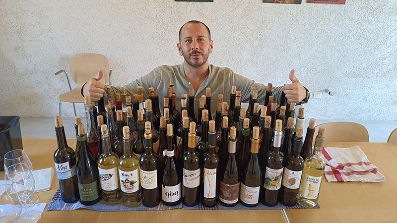 El periodista italià Davide Bortone, dos dies per tastar 139 vins mallorquins