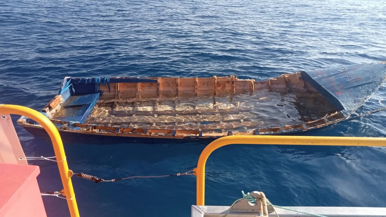 El servei de neteja del litoral retira més de 6,3 tones de residus durant l’agost, incloses cinc embarcacions a la deriva