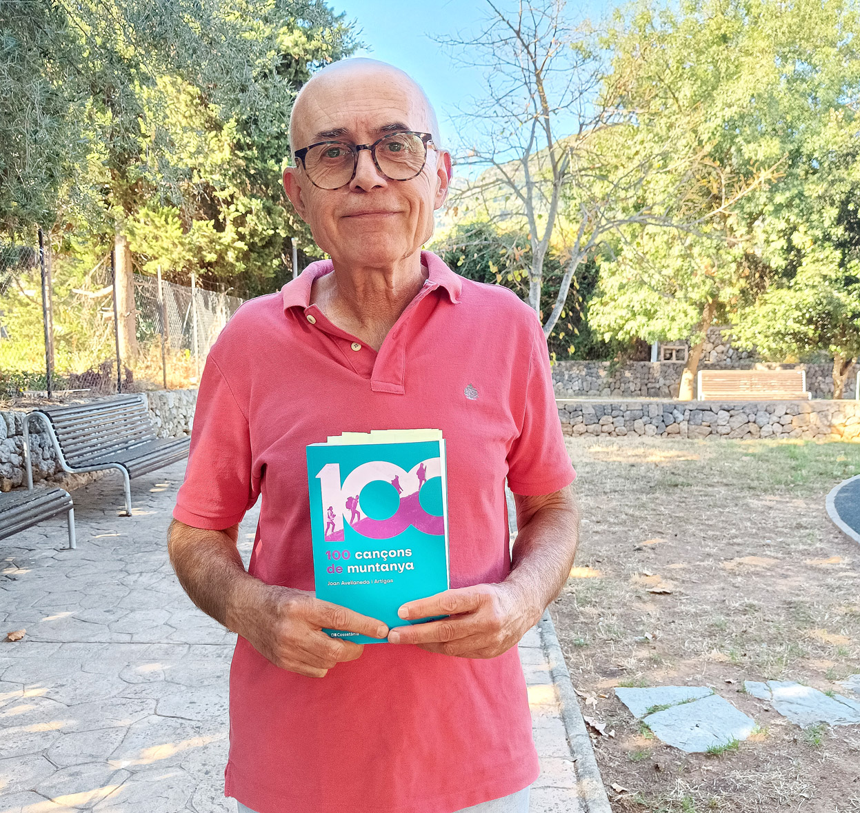 Joan Avellaneda recull en un llibre 100 cançons per anar d’excursió