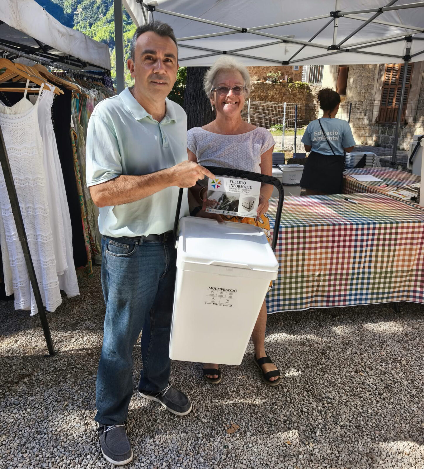 Deià reparteix cubells entre la població per posar en marxa la recollida porta a porta