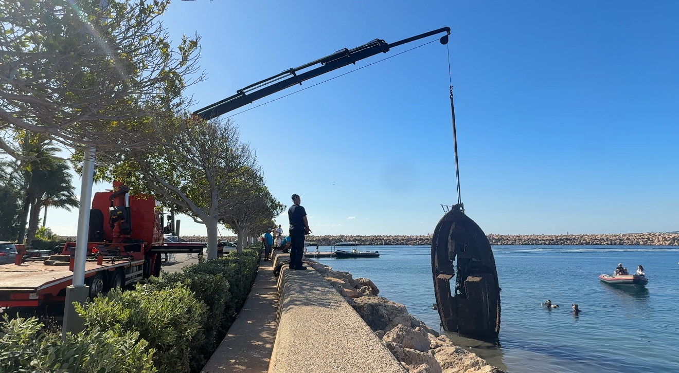 Puerto Portals retira gairebé quatre tones de residus del mar, entre les quals un llaüt de tres tones