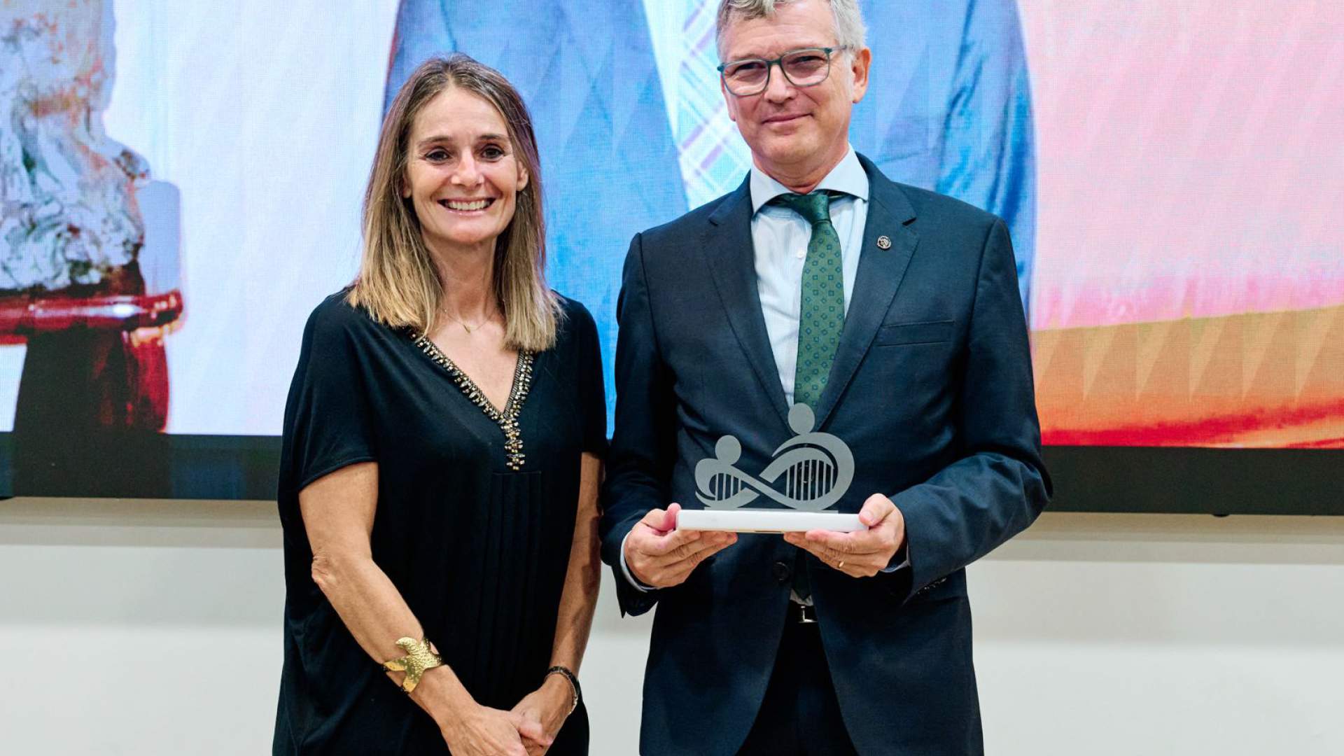 Ramon García rep el Premi Joan Calafat per la seva trajectòria en veterinària